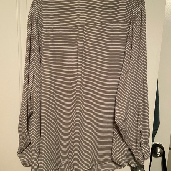 Torrid 5 light grey /white long sleeve top - Picture 4 of 4